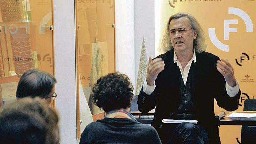 Fernando Beltrán, durante la presentación de su libro &quot;Hotel vivir&quot;.