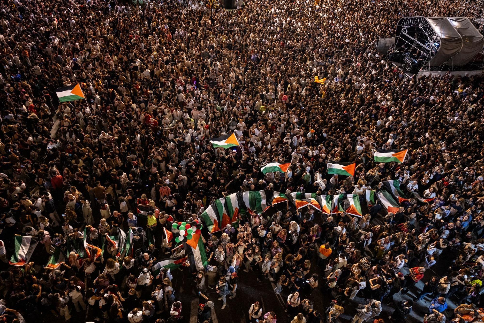 En imágenes | Primer día de las Fiestas del Pilar con las peñas y el pregón
