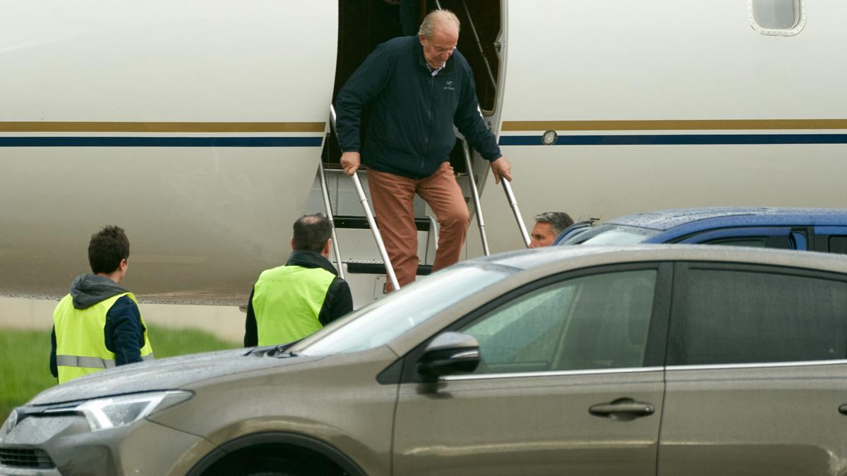 Archivo - El Rey emérito Juan Carlos aterriza en el aeropuerto vitoriano de Foronda el pasado mes de abril