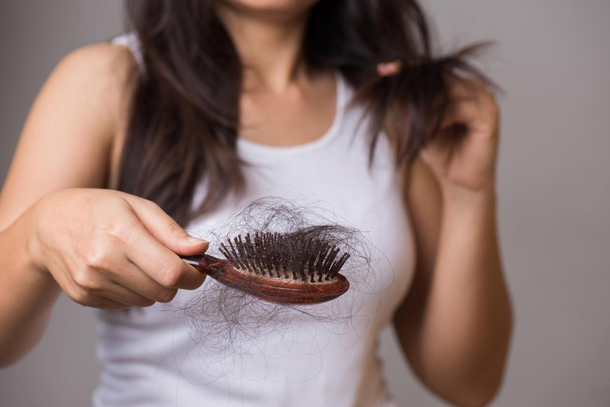 La caida excesiva de cabello, primera alarma por la que hay que consultar al tricólogo.