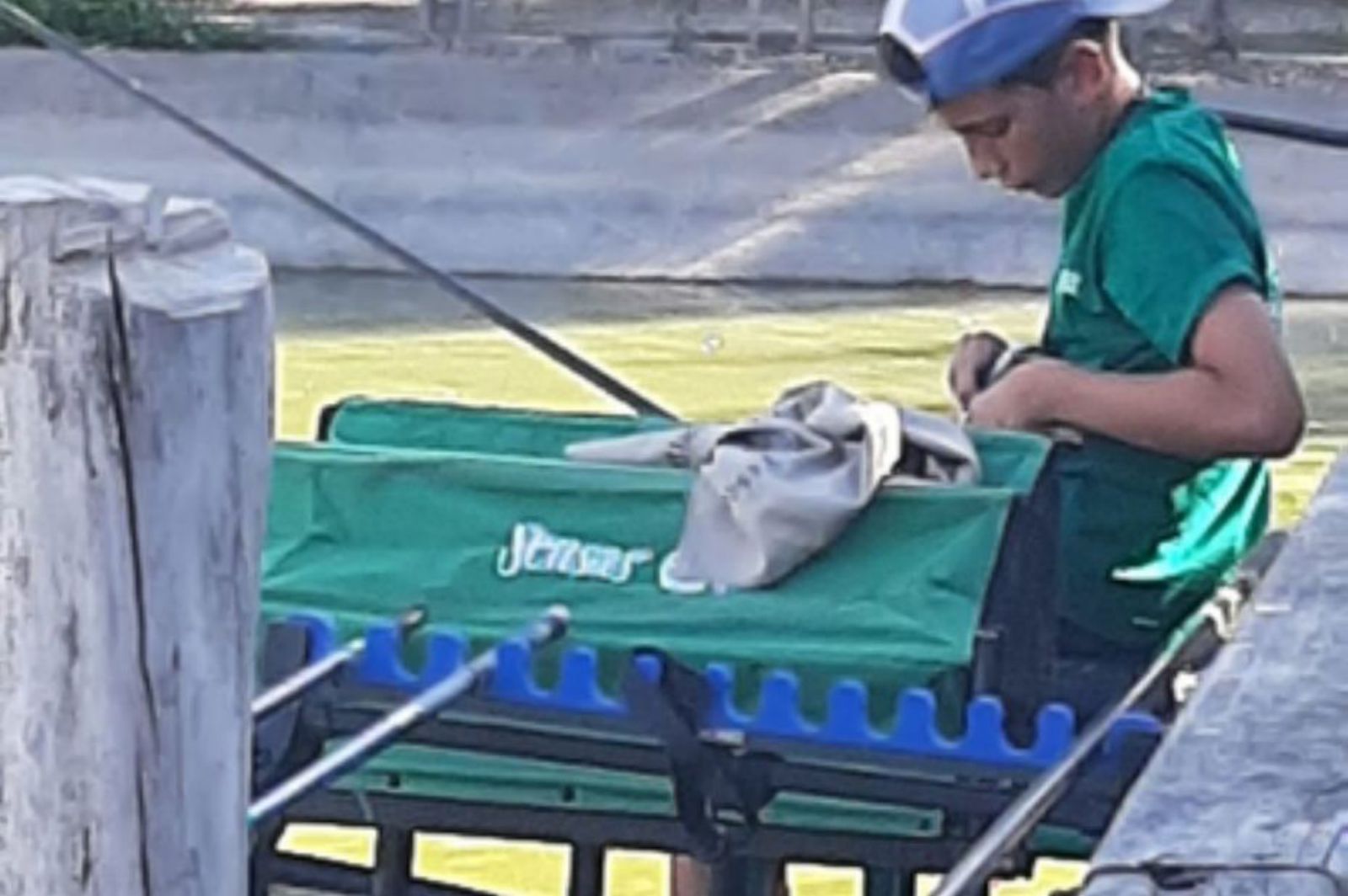 Un niño preparando el cebo. | Cedida