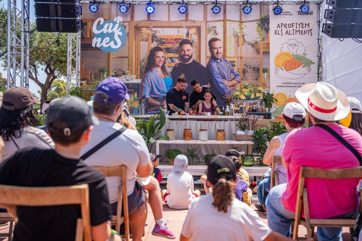 Este fin de semana, 30 y 31 de mayo, la Anella Olímpica de Montjuïc acoge la iniciativa ‘3Cat en Viu’, la gran fiesta de la tele pública catalana para acercar sus programas a la audiencia. Cinco escenarios llenarán más de 25.000 metros cuadrados, de 10.00 a 18.00 horas, para ofrecer actividades y espectáculos en directo.