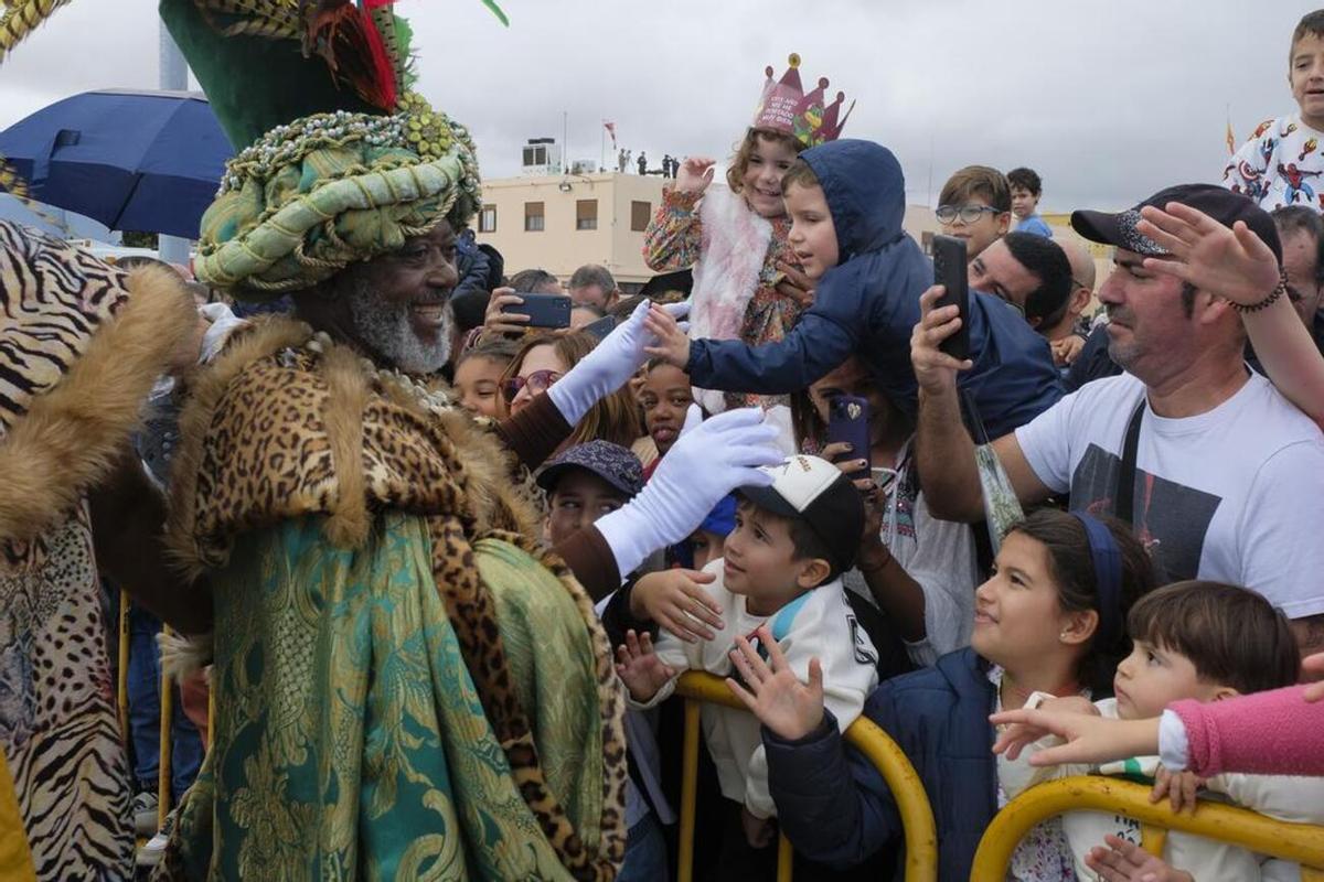 El rey Baltasar saluda a un grupo de niños en Gran Canaria.