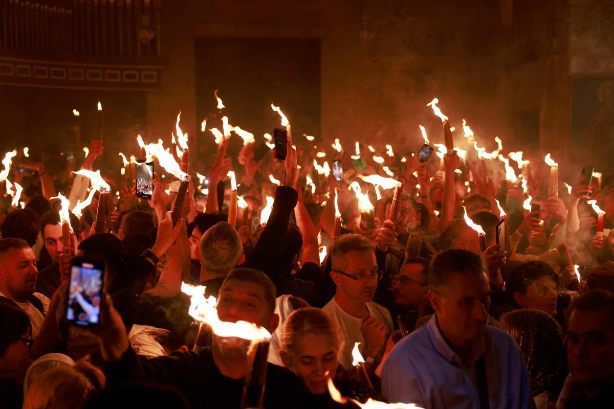 Cristianos ortodoxos celebran “Fuego Sagrado” en Jerusalén. eregrinos cristianos ortodoxos sostienen velas durante la ceremonia del Fuego Sagrado, un día antes de la Pascua ortodoxa, el sábado 15 de abril de 2023 en la Iglesia del Santo Sepulcro en la Ciudad Vieja de Jerusalén, donde muchos cristianos creen que Jesús fue crucificado y enterrado antes de resucitar.