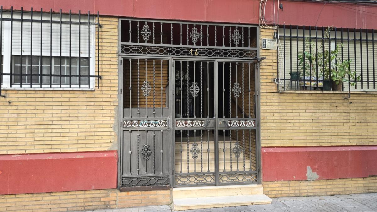 El bloque de pisos de la calle donde se han hallado los cuerpos sin vida de un matrimonio / Carlos Doncel