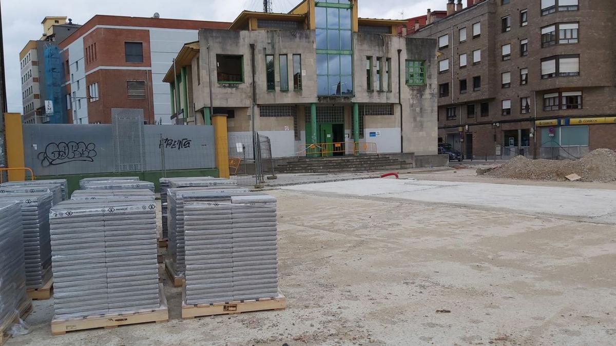 Arriba, estado actual de la plaza Merediz. A la izquierda, el espacio que se está acondicionando  en la calle General Elorza. | E. P.