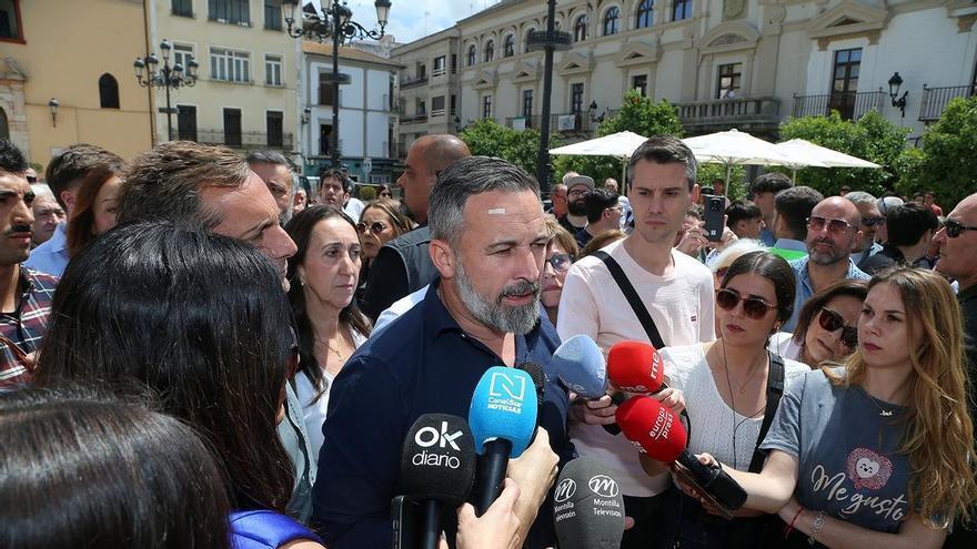 Abascal endurece su discurso en Montilla y marca distancias con Juanma Moreno, a quien acusa de 