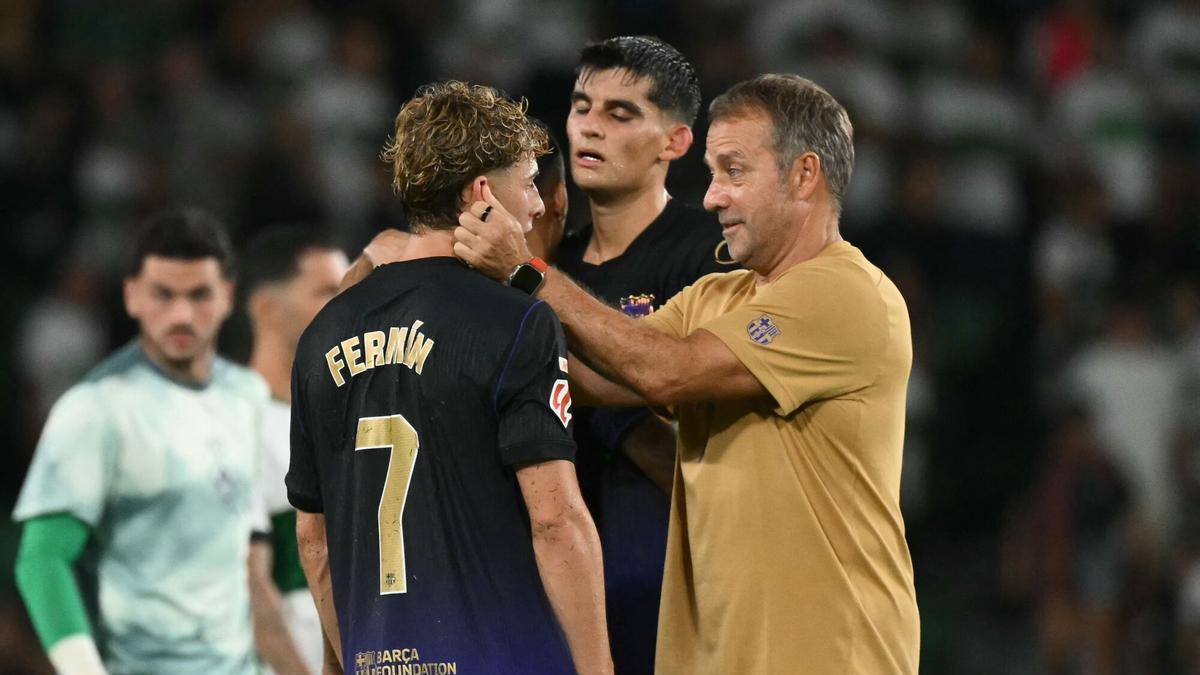 Flick felicita a Fermín durante el partido ante el Elche.