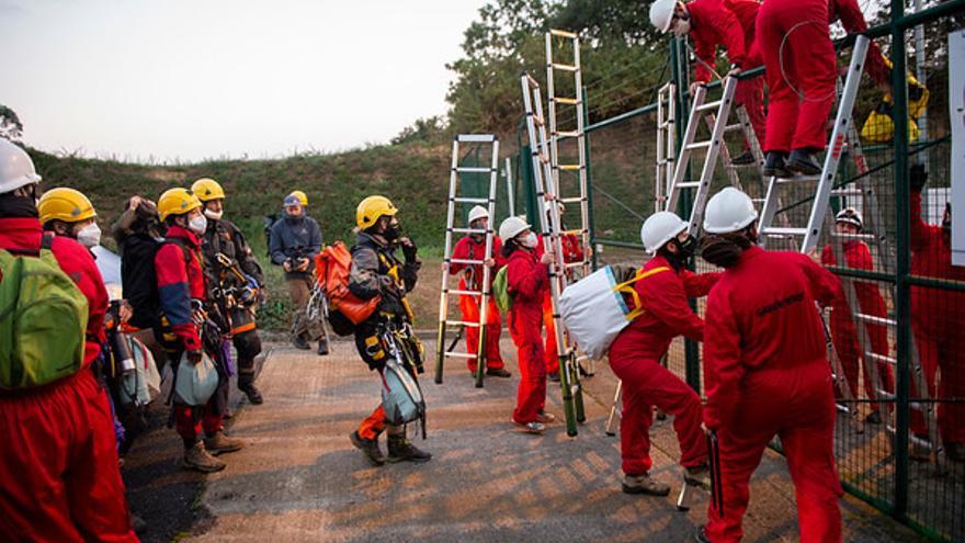 Activistas de Greenpeace, este lunes, durante la acción de protesta contra Reganosa en la ría de Ferrol.