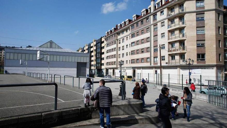 La pista cubierta, al fondo, y el edificio de &quot;La Solana de La Ería&quot;, situado justo enfrente de la instalación y a la derecha de la imagen.