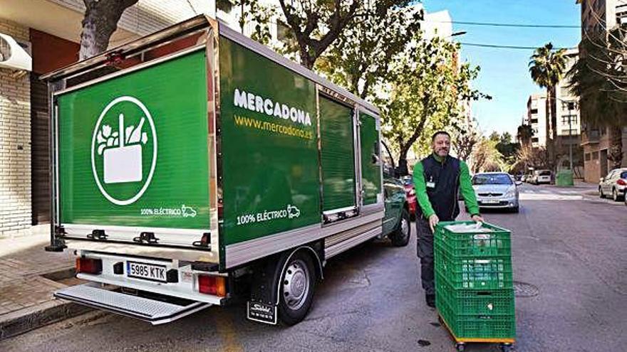 Una furgoneta de reparto de pedidos de Mercadona en una calle de València.