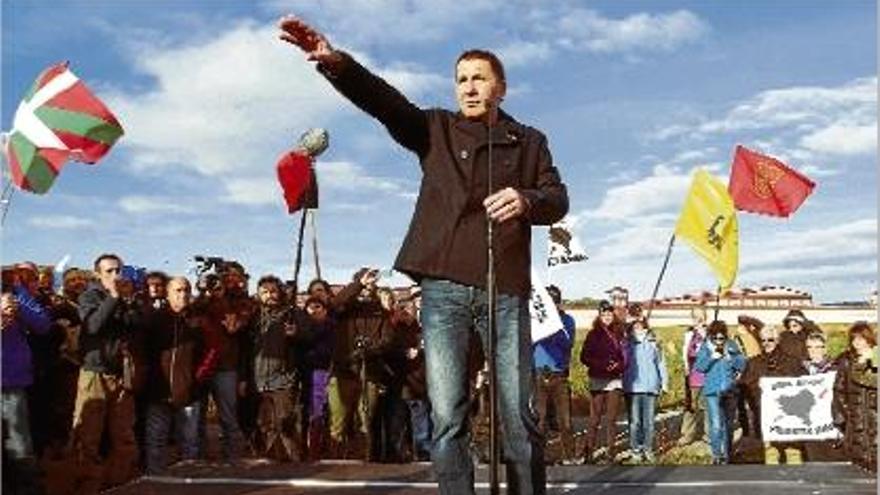 Arnaldo Otegi va parlar sobre un escenari preparat per Sortu a la seva sortida del centre penitenciari.