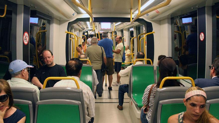 Usuarios en el metro de Málaga.