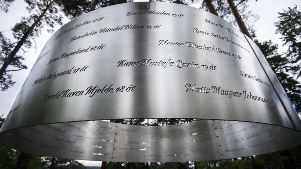 Memorial alzado en Utoya para recordar los nombres de las víctimas de la matanza de 2011.