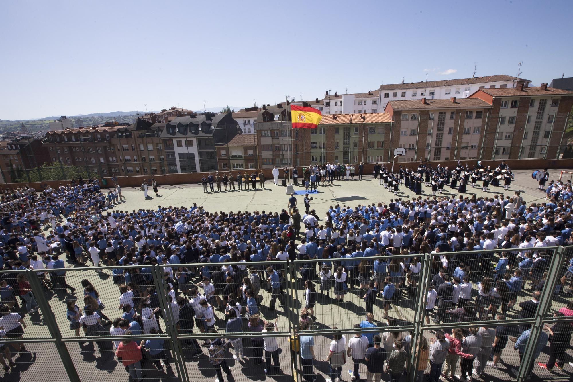 Izado de bandera en el colegio Santa María del Naranco