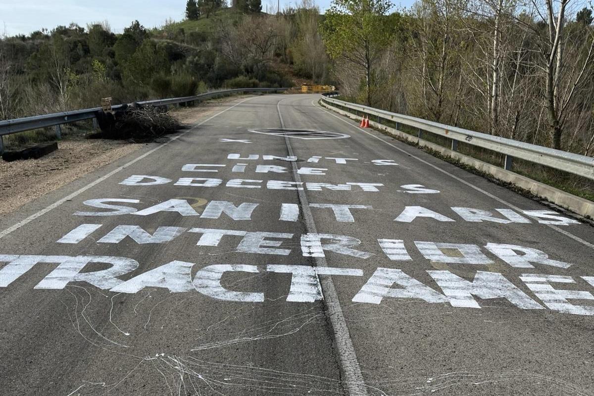 Una pintada reclama la dimissió de la consellera de Justícia, Gemma Ubasart, a l’accés del centre penitenciari del Puig de les Basses