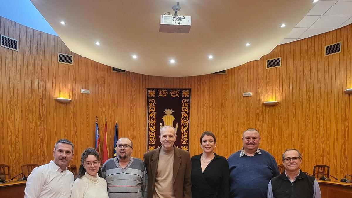 La alcaldesa de Moncada, Amparo Orts, con representantes de las sociedades musicales de durante la firma del acuerdo.