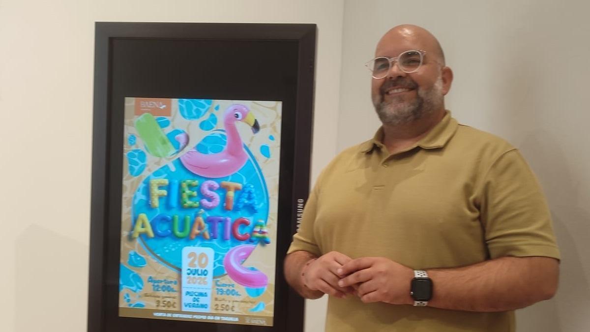 El concejal de Juventud, Deportes y Asuntos Sociales de Baena, Domingo Castro, presenta la programación acuática de la localidad para este verano.