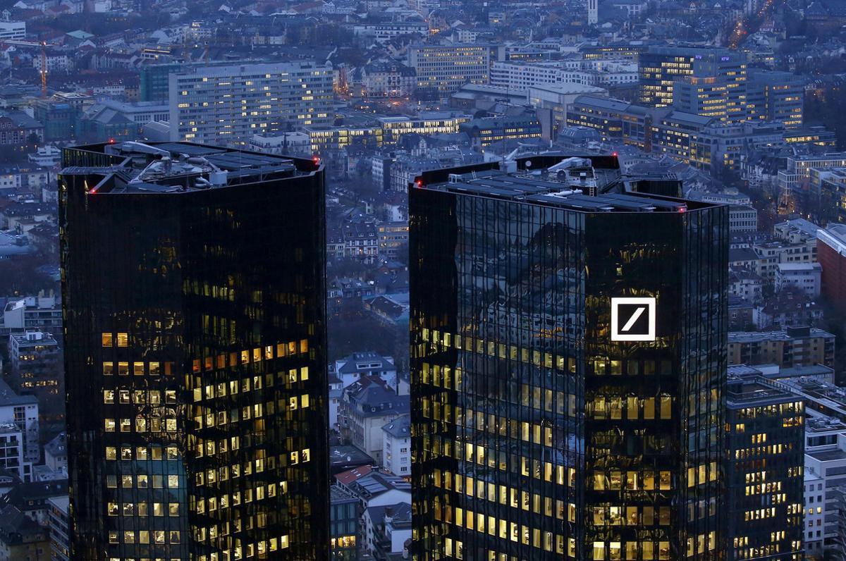 FILE PHOTO - The headquarters of Germany’s Deutsche Bank is photographed early evening in Frankfurt, Germany, January 26, 2016.   REUTERS/Kai Pfaffenbach/File Photo
