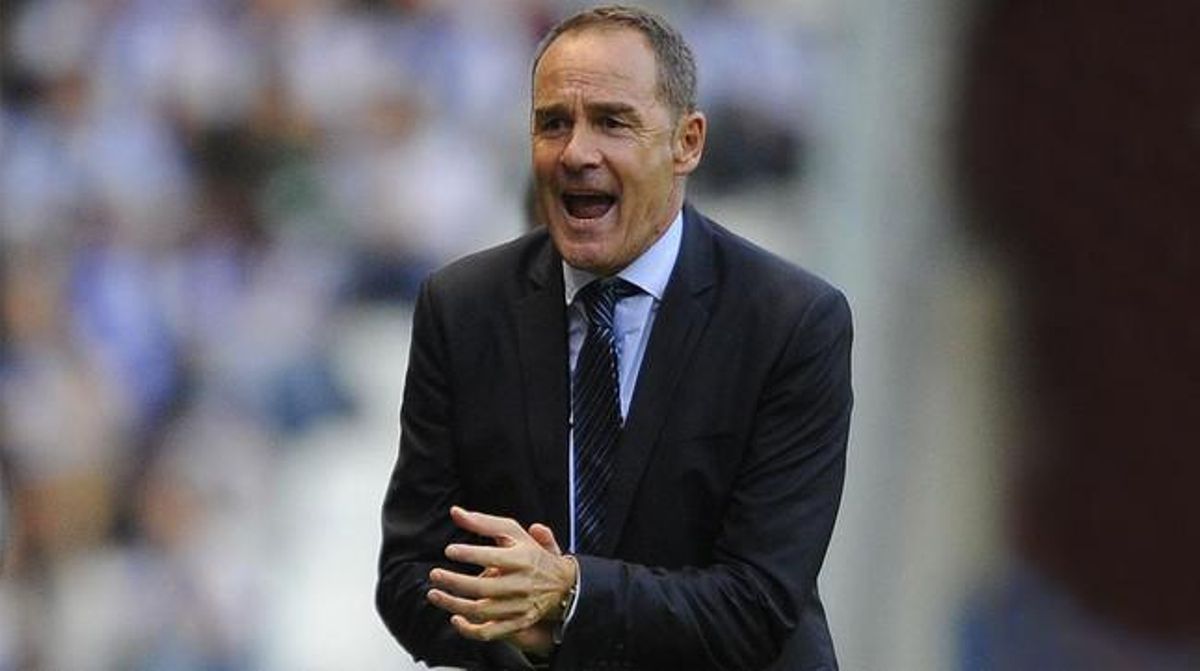 Víctor Fernández dóna instruccions als jugadors del Deportivo durant un partit. Víctor Fernández dóna instruccions als jugadors del Deportivo durant un partit.