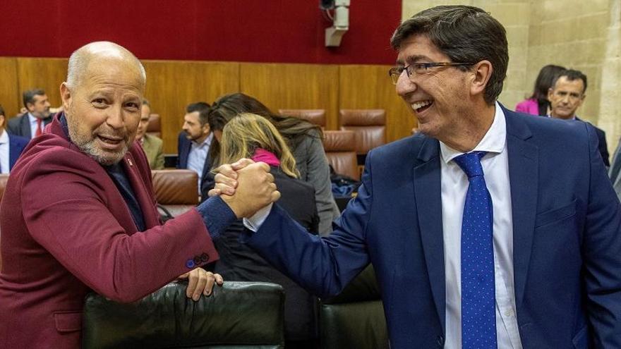 El consejero de educación, el malagueño Javier Imbroda, saluda al vicepresidente Juan Marín antes del pleno del Parlamento.