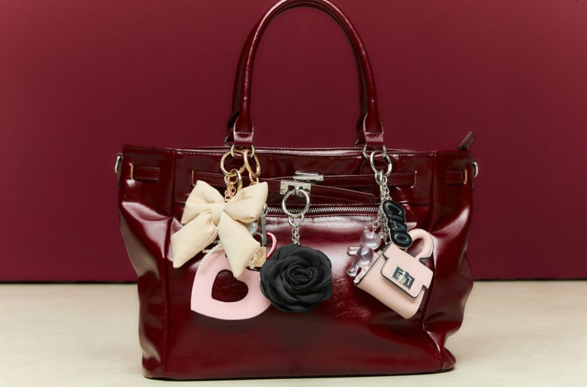 CHARMS STRADIVARIUS Vuelven los charms a Stradivarius para convertir tus bolsos al flow 2000