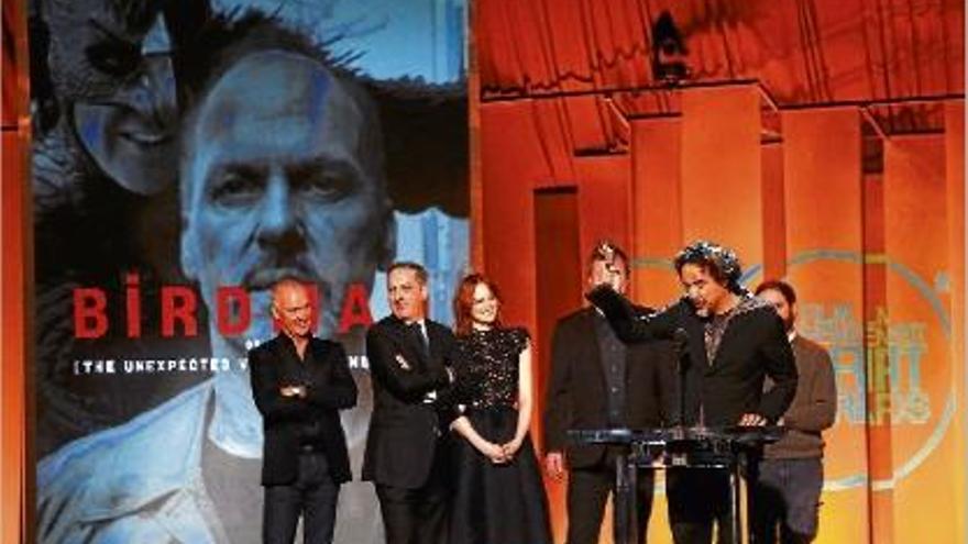 Michael Keaton va recollir el premi a millor actor acompanyat per part de l&#039;equip de &quot;Birdman&quot;.