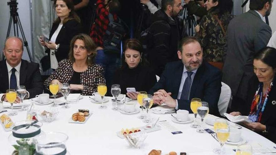 Adriana Lastra (centro), con varios ministros, ayer, en un desayuno informativo. // Efe