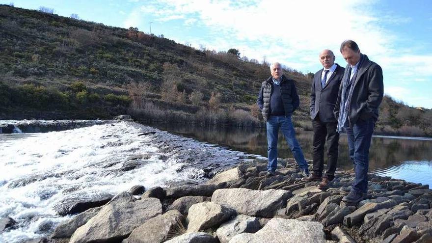 Jerónimo García Bermejo (centro) y autoridades locales en la presa del Tinico (Puebla), donde se ha construido la escala para peces .