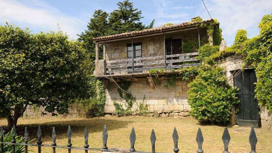 Una de las edificaciones del Pazo de Quintáns, en Noalla, totalmente abandonado. // G. Santos