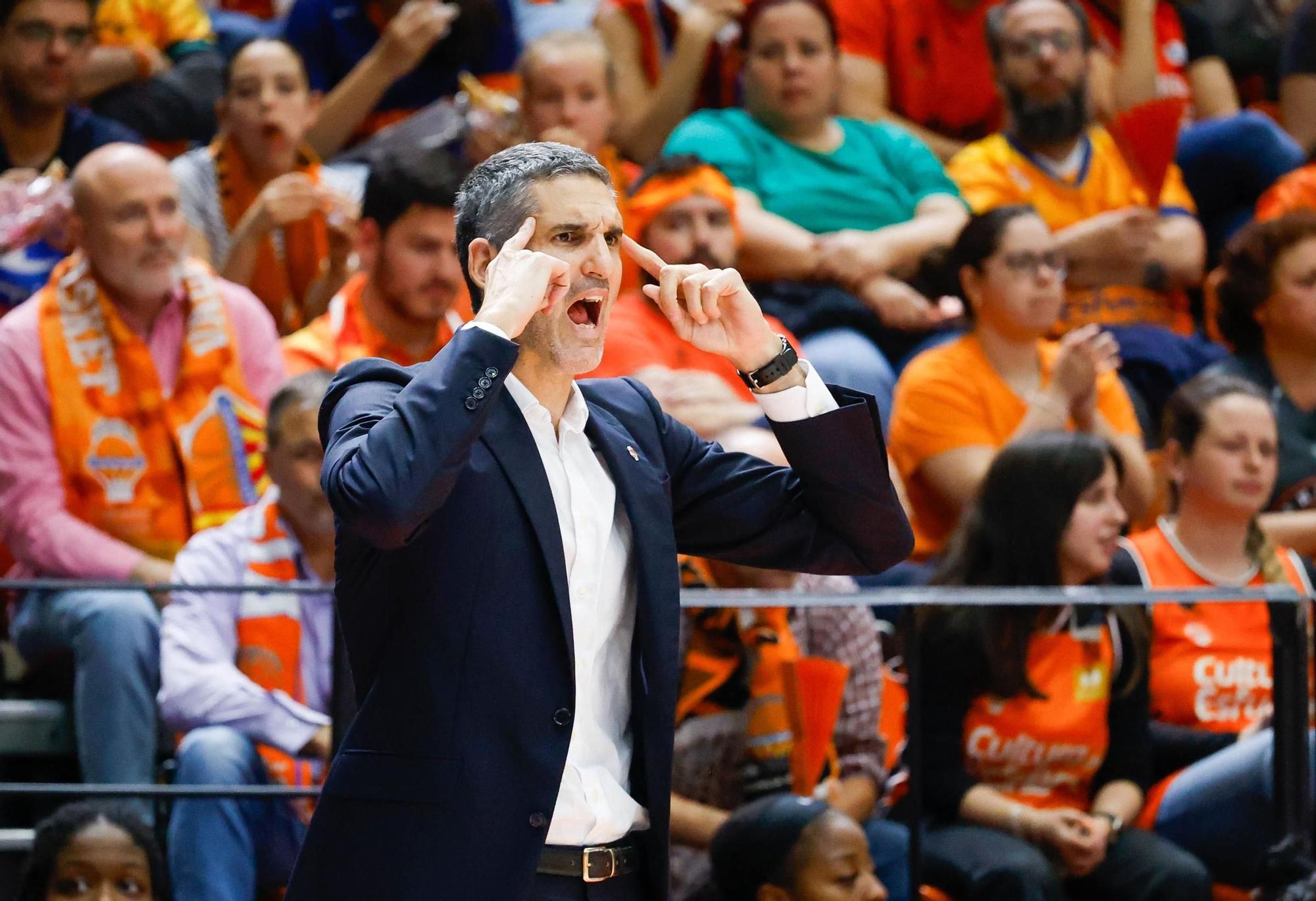 En imágenes | Primer partido de la final entre Valencia Basket y Casademont Zaragoza