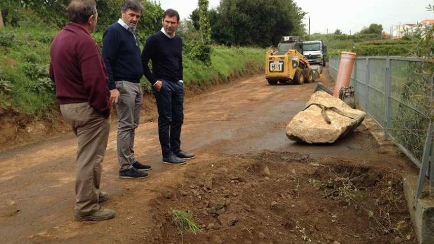 El alcalde y el edil de Urbanismo en la visita a la obra. // FdV