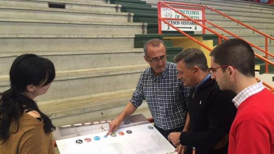 El alcalde y los concejales Raquel Giráldez, José Luis Sanromán y Diego García revisan el proyecto en las gradas del polideportivo.