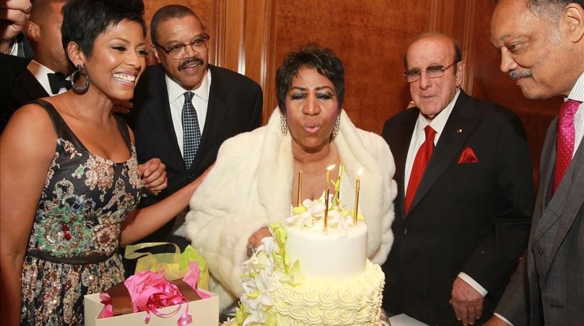 Aretha Franklin sopla, rodeada de amigos, las velas de la tarta de vainilla para celebrar su 74 cumpleaños, este jueves en Nueva York.