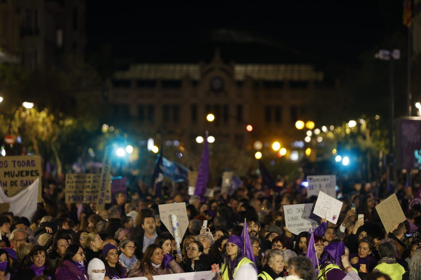 València se tiñe de morado en la lucha contra la violencia machista