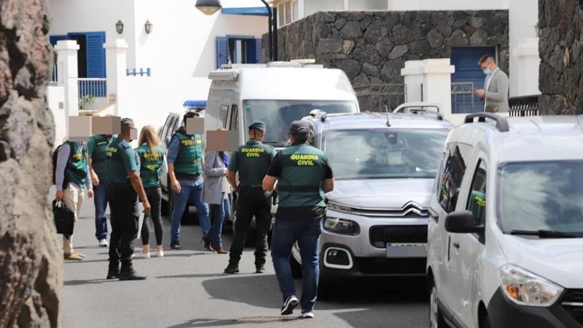 Agentes de la UCO ante la vivienda de Pedro San Ginés en marzo de 2022.