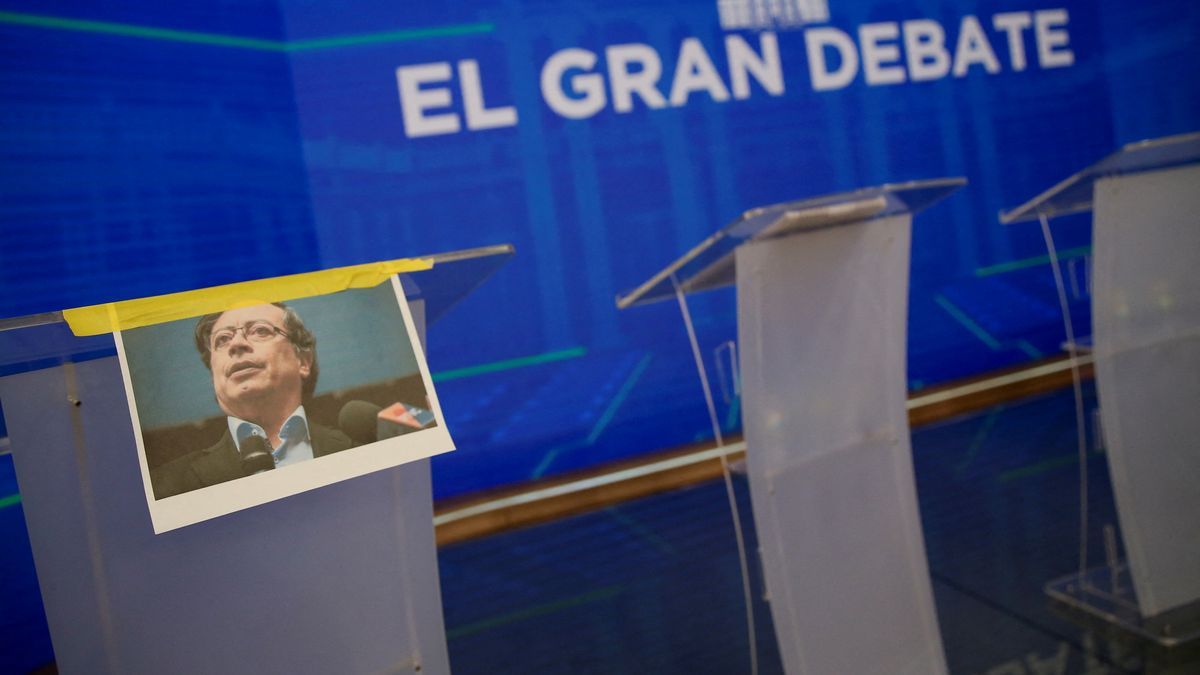Una foto del candidato presidencial colombiano Gustavo Petro en su puesto vacío durante un debate presidencial televisado en Bogotá.