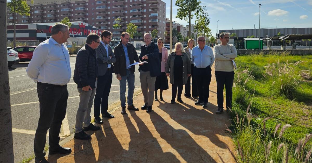 El alcalde y la concejala de Educación, entre otros, en una reciente visita al solar.