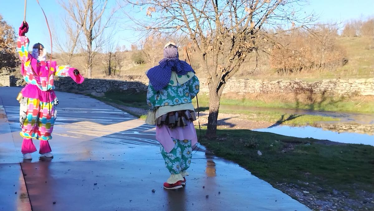 La cencerrada de Villanueva de Valrojo desafía al frío La cencerrada de Villanueva de Valrojo desafía al frío