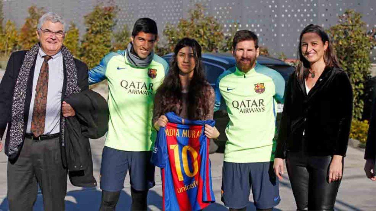 Nadia Murad, junto a Luis Suárez y Messi