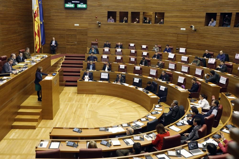 Escaños vacíos en Las Corts por el Día de la Mujer