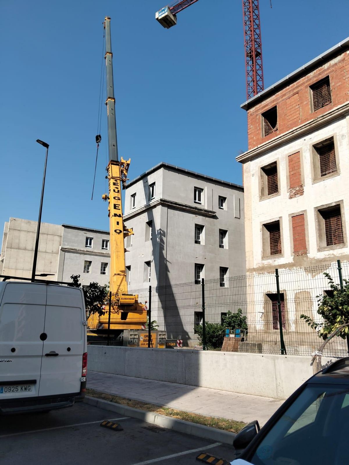 Grúas Eugenio, en los pabellones militares de Plasencia para desmontar la grúa torre.
