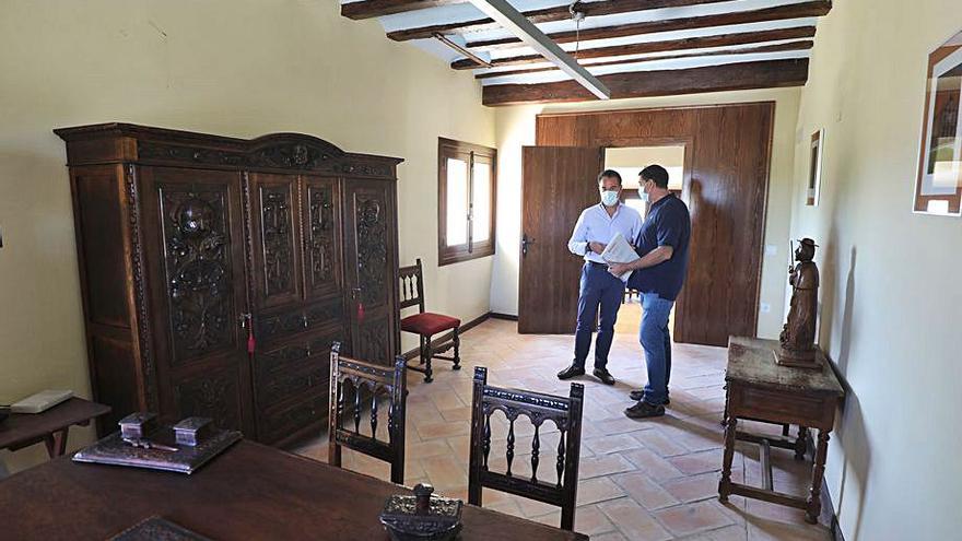 Víctor Serrano y José María Lasaosa en la antigua portería de La Cartuja.