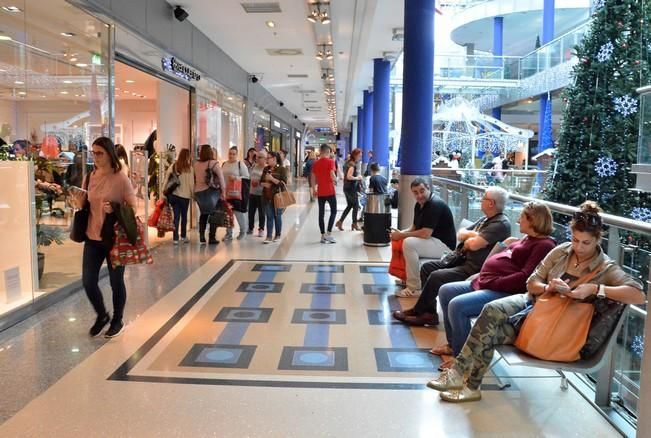 04/01/17 LAS PALMAS DE GRAN CANARIA. Ambiente de compras navideñas y de Reyes en la zona comercial de Siete Palmas. Fotografa: YAIZA SOCORRO.