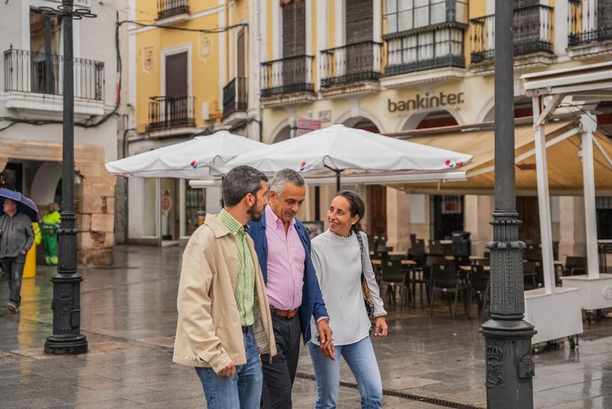 Ángel Pelayo Gordillo: paseó por Mérida y tomó café con miembros de su partido.