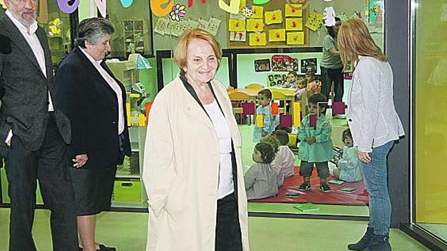 Por la izquierda, Justo Vilabrille, María Jesús Otero y Paz Fernández Felgueroso, durante su visita a la escuela infantil.