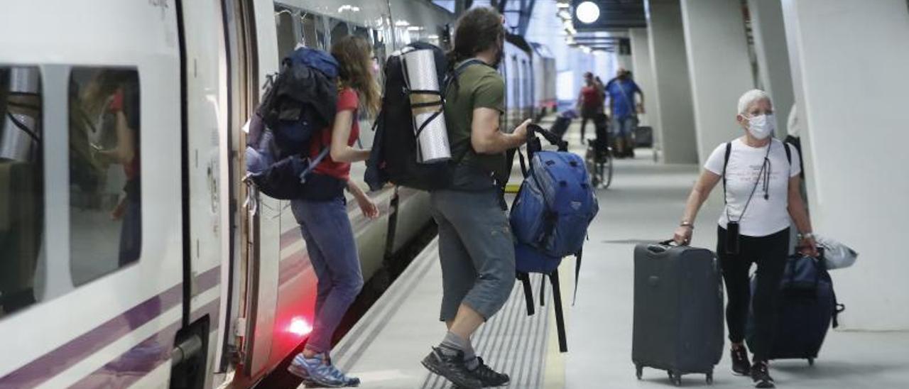 Pasajeros del Alvia Madrid-Vigo en la estación de Urzáiz.