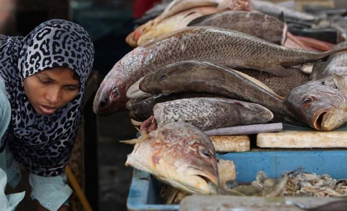 Una dona neteja el terra en un mercat dels suburbis de Kuala Lumpur, Malàisia.