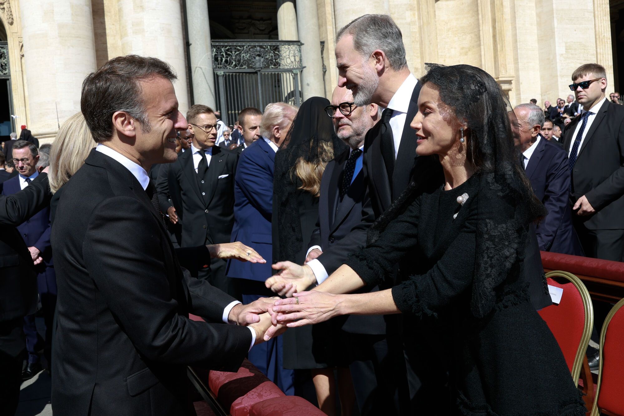 CIUDAD DEL VATICANO, 26/04/2025.- Los reyes Felipe (2d) y Letizia (d) saludan al presidente de Francia, Emmanuel Macron, en la plaza de San Pedro este sábado donde asisten al funeral por el papa Francisco EFE/Casa de S.M. el Rey/Francisco Gómez -SOLO USO EDITORIAL/SOLO DISPONIBLE PARA ILUSTRAR LA NOTICIA QUE ACOMPAÑA (CRÉDITO OBLIGATORIO)-. -SOLO USO EDITORIAL/SOLO DISPONIBLE PARA ILUSTRAR LA NOTICIA QUE ACOMPAÑA (CRÉDITO OBLIGATORIO)-