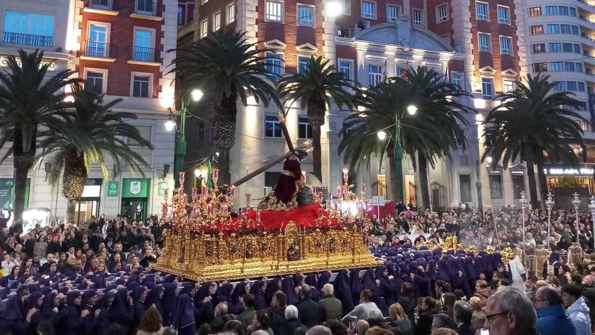 El Nazareno de los Pasos, de la cofradía del Rocío, en la plaza de la Marina.